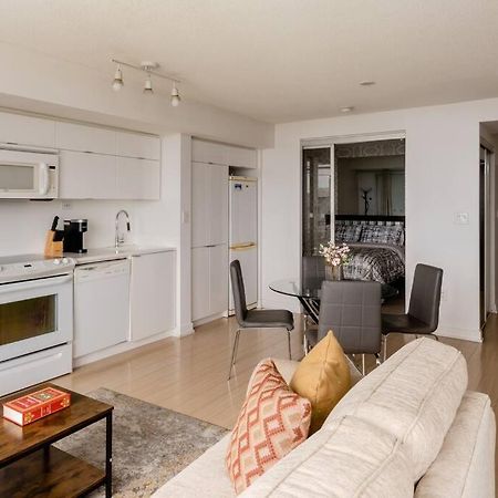 Stylish Downtown Lakeview Condo - One Free Parking Toronto Exterior photo