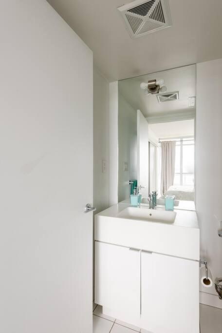 Stylish Downtown Lakeview Condo - One Free Parking Toronto Exterior photo