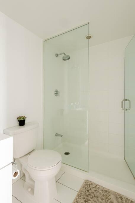 Stylish Downtown Lakeview Condo - One Free Parking Toronto Exterior photo