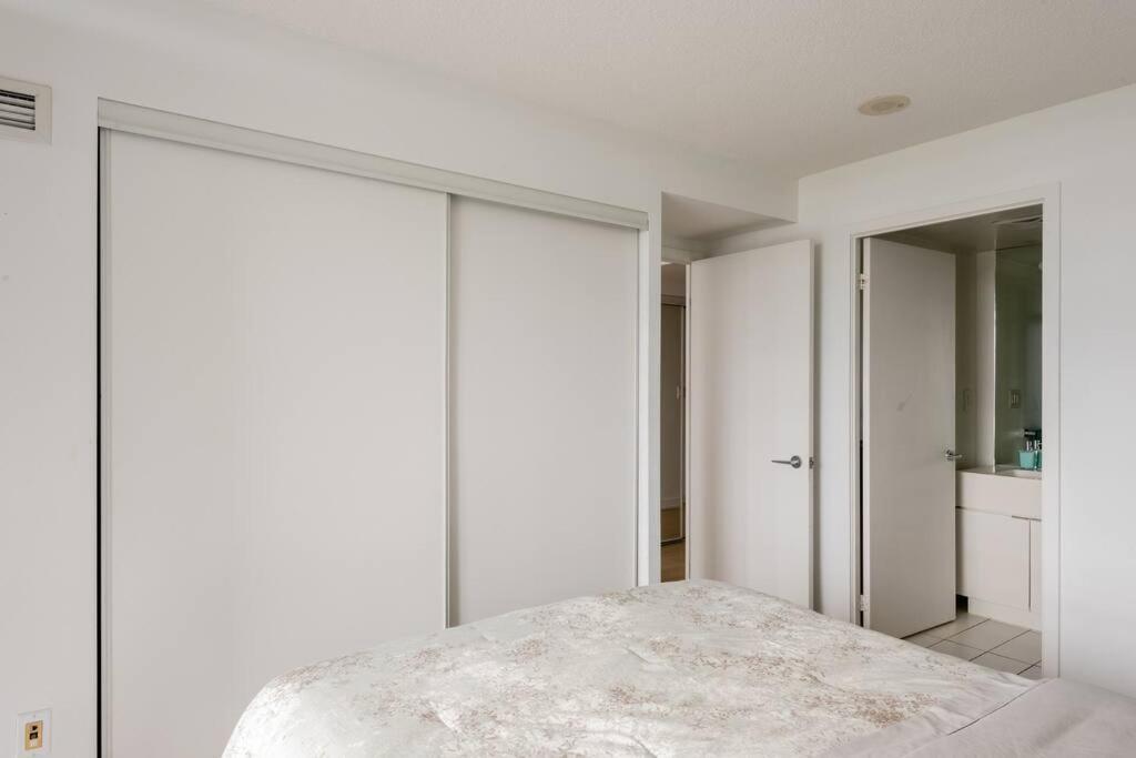 Stylish Downtown Lakeview Condo - One Free Parking Toronto Exterior photo