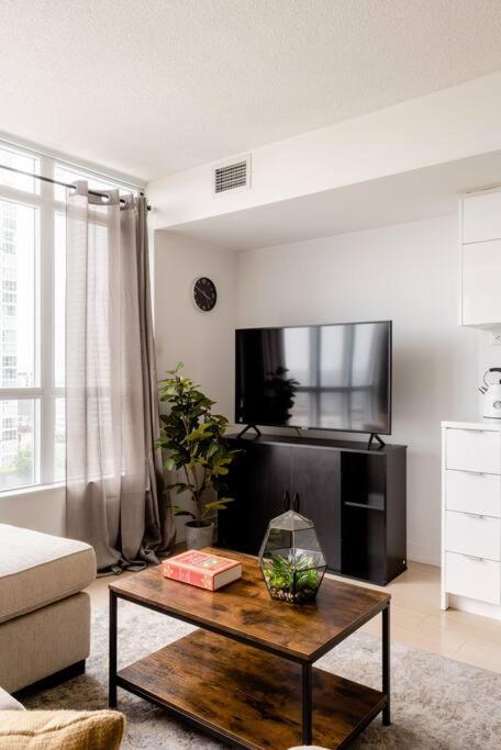 Stylish Downtown Lakeview Condo - One Free Parking Toronto Exterior photo