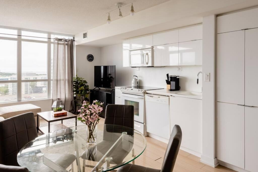 Stylish Downtown Lakeview Condo - One Free Parking Toronto Exterior photo