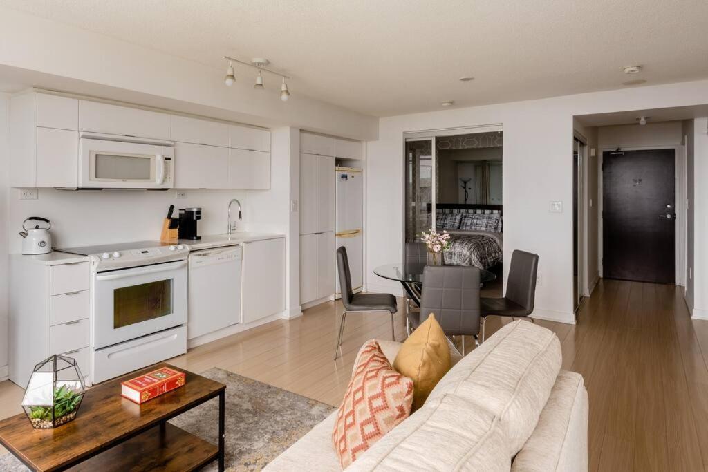 Stylish Downtown Lakeview Condo - One Free Parking Toronto Exterior photo