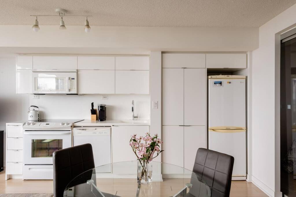 Stylish Downtown Lakeview Condo - One Free Parking Toronto Exterior photo