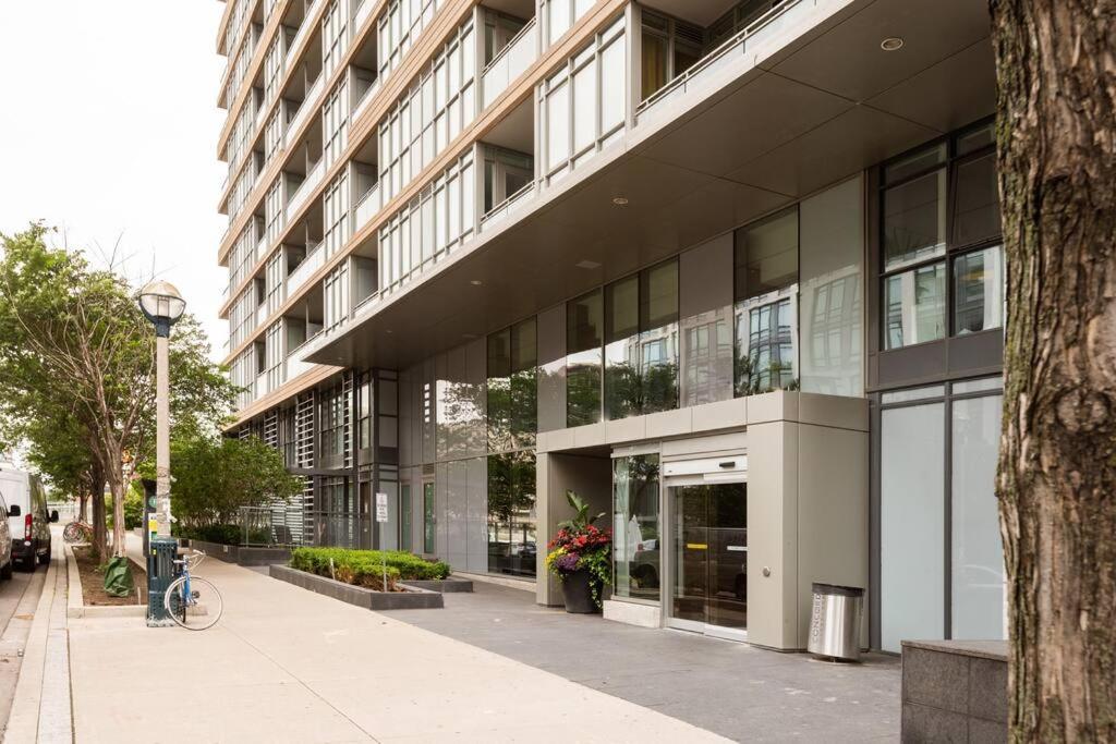 Stylish Downtown Lakeview Condo - One Free Parking Toronto Exterior photo