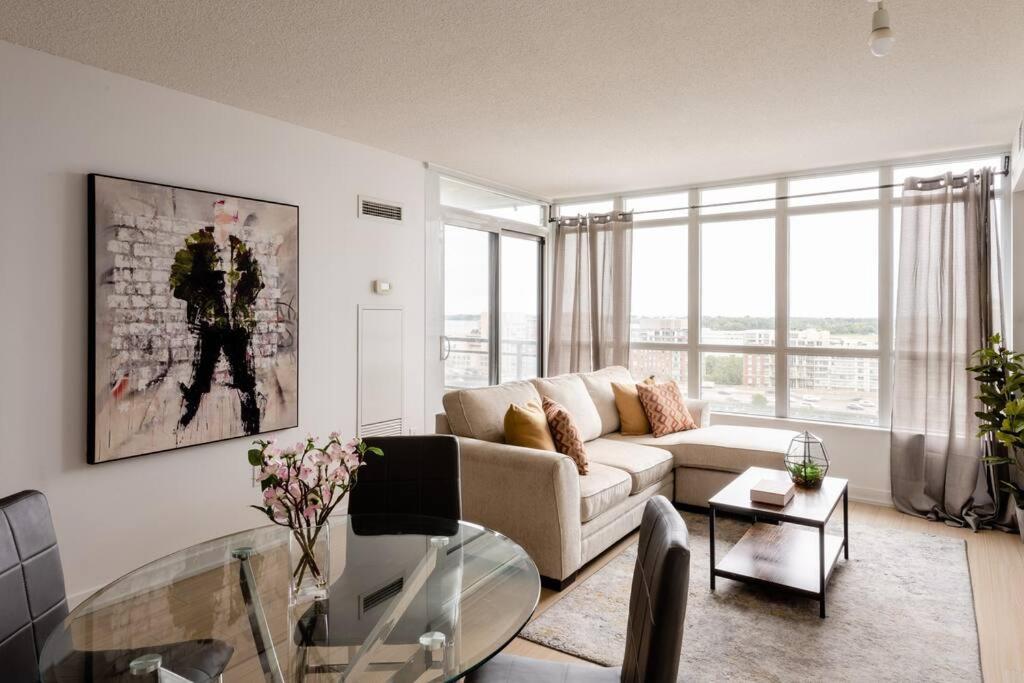 Stylish Downtown Lakeview Condo - One Free Parking Toronto Exterior photo