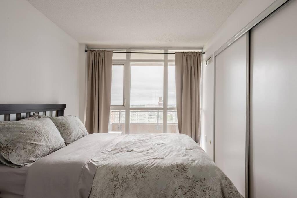 Stylish Downtown Lakeview Condo - One Free Parking Toronto Exterior photo