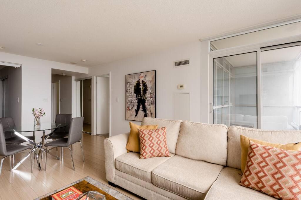 Stylish Downtown Lakeview Condo - One Free Parking Toronto Exterior photo