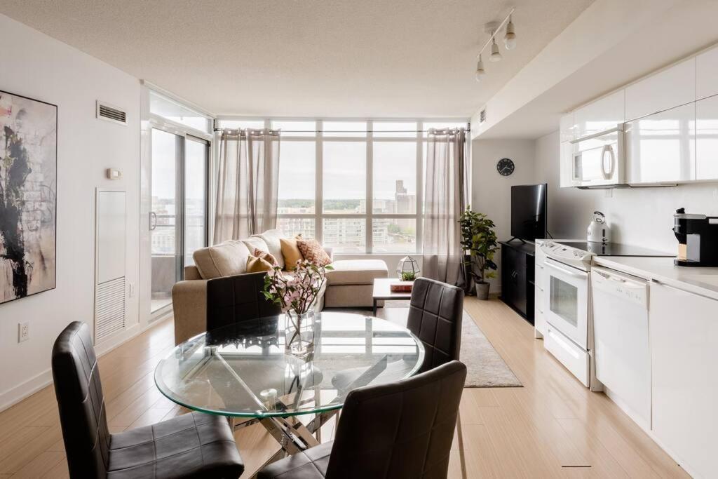 Stylish Downtown Lakeview Condo - One Free Parking Toronto Exterior photo