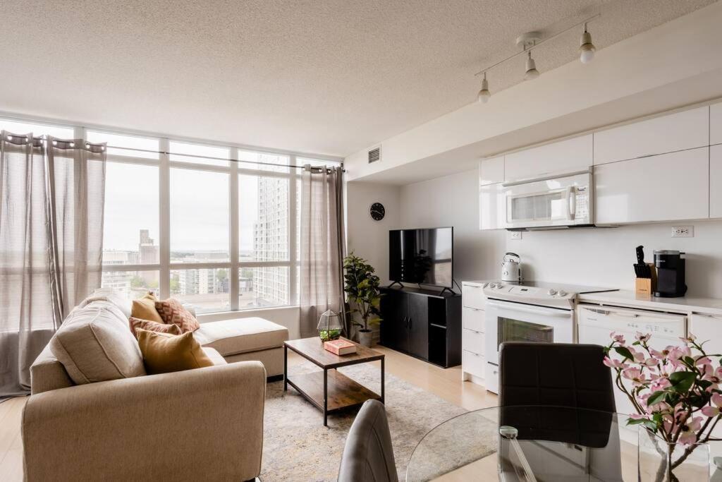 Stylish Downtown Lakeview Condo - One Free Parking Toronto Exterior photo